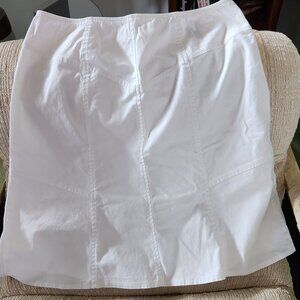 New York & Company White A-Line Knee-Length Skirt. Size 6